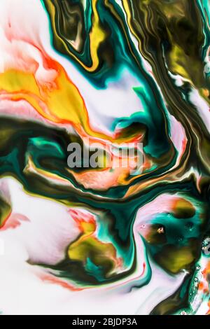 Hintergrund der Milch und gefärbten verdünnten Farben darin Stockfoto