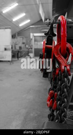 Industriehaken an einer Metallkette in einer Fabrik. Stockfoto