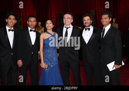 22. Februar 2009, Hollywood, Kalifornien, USA: Die Besetzung von 'Slumdog Millionaire' (L-R), den Schauspielern DEV PATEL, IRRFAN KHAN und FREIDA PINTO, dem britischen Regisseur DANNY BOYLE und den Schauspielern ANIL KAPOOR und MADHUR MITTAL, die bei den 81. Jährlichen Academy Awards im Kodak Theater in Hollywood eintreffen. (Bild: © Lisa O'Connor/ZUMA Press) Stockfoto