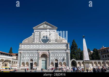 FLORENZ, ITALIEN - 14. APRIL 2013: Touristen in der Nähe der Basilika Santa Maria Novella und Obelisk, Florenz, Italien. Es ist die erste große Basilika in Floren Stockfoto