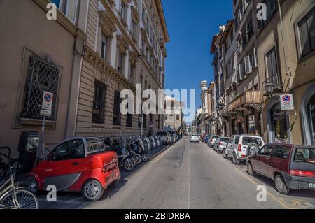 FLORENZ, ITALIEN - 14. APRIL 2013: Kleines rotes Elektroauto auf der Straße Borgo Ognissanti in Florenz, Toscany, Italien. Stockfoto