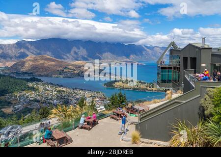 Blick über die Stadt und den Lake Wakatipu von der Skyline Gondola, Bob's Peak, Queenstown, Neuseeland Stockfoto