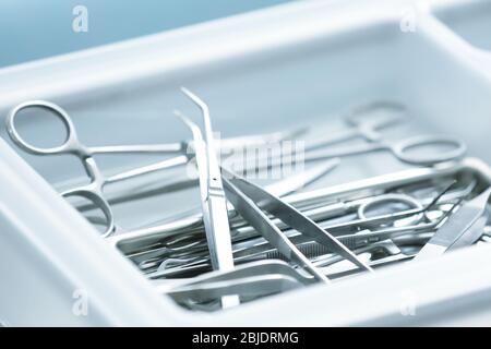 Schüssel mit plastischen Chirurgen-Werkzeugen, Nahaufnahme Stockfoto