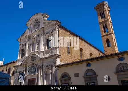 Fassade und campanile der Chiesa di Ognissanti (Allerheiligen Kirche) ist eine Franziskanerkirche in Florenz, Toskana, Italien. Beispiel der barocken Architektur Stockfoto