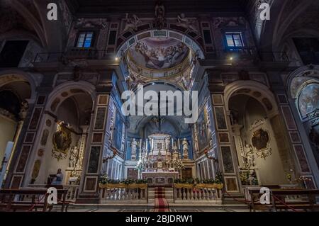 Das Innere und der Altar der Chiesa di Ognissanti (Allerheiligen Kirche) ist eine Franziskanerkirche in Florenz, Toskana, Italien. Stockfoto