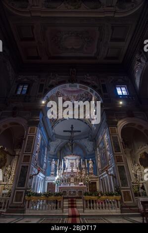 Das Innere und der Altar der Chiesa di Ognissanti (Allerheiligen Kirche) ist eine Franziskanerkirche in Florenz, Toskana, Italien. Stockfoto