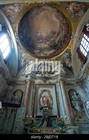 Das Innere der Kirche von Ognissanti (Allerheiligen Kirche) ist eine Franziskanerkirche in Florenz, Toskana, Italien. Stockfoto