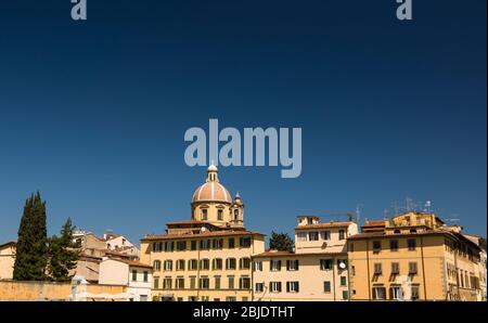 Sonnige Sicht auf die Kirche San Frediano in Cestello. Blick von der Piazza del Carmine. Florenz, Toskana, Italien. Stockfoto