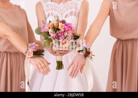 Braut hält Hochzeit Bouquet und Brautjungfern mit schönen boutonniere, Nahaufnahme Stockfoto