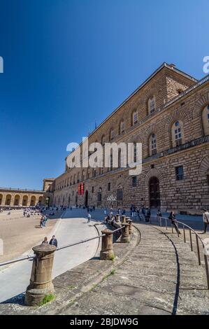 FLORENZ, ITALIEN - 14. APRIL 2013: Der Palazzo Pitti (Palazzo Pitti) ist ein großer, hauptsächlich Renaissance-Palast in Florenz, Italien. Stockfoto