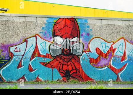 Hamm, 29. April 2020: Coronavirus Graffiti des Straßenkünstlers „Uzey“ zeigt Spiderman mit Schutzmaske an einer Wand in Hamm, Deutschland --- Hamm, 29.4.2020 - Corona-Kunst. Das Graffiti SPIDERMAN mit Atemmaske hat der Graffiti-Künstler Kai „Uzey“ Wohlgemuth an eine Wand in Hamm gestrüht. Stockfoto