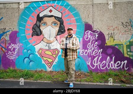 Hamm/Deutschland, 29. April 2020: Coronavirus-Graffiti des Straßenkünstlers Kai „Uzey“ Wohlgemuth (Foto) zeigt 'Super-Nurse' mit Schutzmaske an einer Wand in Hamm, Deutschland --- Hamm, 29.4.2020 - Corona-Kunst. Das Graffiti „Super-Nurse“ an einer Wand in Hamm. Eine Krankenschwester mit Mundschutz und Supermann-Logo hat der Graffiti-Künstler Kai „Uzey“ Wohlgemuth (Foto) aus Hamm den echten Helden in der Corona-Krise geweimet. Stockfoto