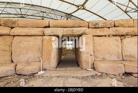 Südöstlicher Eingang in Hagar Qim prähistorischen Tempel, Qrendi, Malta Stockfoto