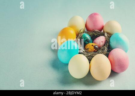 Zusammensetzung der Ostereier auf farbigen Hintergrund Stockfoto
