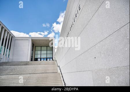 Berlin, Deutschland - 26. April 2020: Der moderne Eingangsbereich des Besucherzentrums der Museumsinsel Berlin. Stockfoto