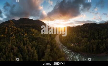 Luftpanoramic Blick auf das schöne Tal mit kanadischen Berglandschaft Stockfoto