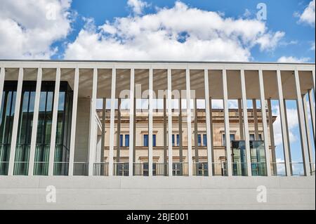 Berlin, Deutschland - 26. April 2020: Der moderne Eingangsbereich des Museumsinsel-Besucherzentrums mit dem Neuen Museum im Hintergrund. Stockfoto