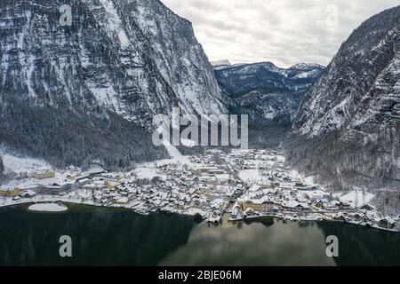 Luftdrohnenaufnahme des schneebedeckten Lahndorfes am Hallstätter See in Österreich im Winter Stockfoto