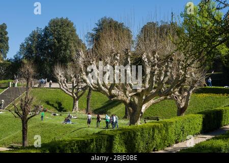 FLORENZ, ITALIEN - 14. APRIL 2013: Touristen spazieren durch Boboli Gärten. Berühmter Park im klassischen Stil. Florenz, Toskana, Italien. Stockfoto