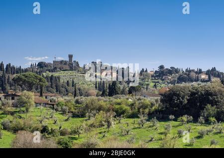 Panoramablick von den Boboli Gärten. Torre del Gallo - historisches antikes Gebäude in Florenz, Toskana, Italien. Stockfoto