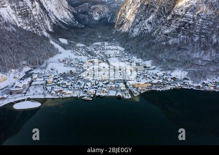 Luftdrohnenaufnahme des schneebedeckten Lahndorfes am Hallstätter See in Österreich im Winter Stockfoto