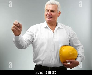 Senior Engineer etwas auf virtuellen Bildschirm schreiben Stockfoto
