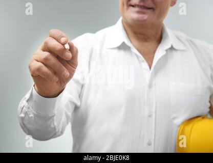 Senior Ingenieur etwas auf virtuellen Bildschirm schreiben, Nahaufnahme Stockfoto