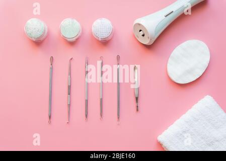 Werkzeuge des Kosmetologen für Problemhaut auf rosa Papierhintergrund. Stockfoto