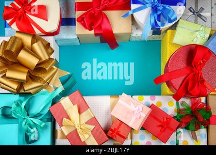 Set von Geschenkschachteln auf farbigen Hintergrund Stockfoto