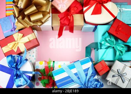 Set von Geschenkschachteln auf farbigen Hintergrund Stockfoto