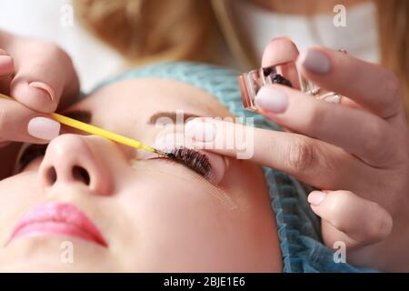 Frau auf kosmetischen Verfahren im Salon Stockfoto