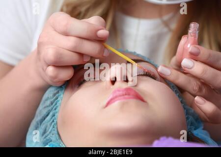 Frau auf kosmetischen Verfahren im Salon Stockfoto