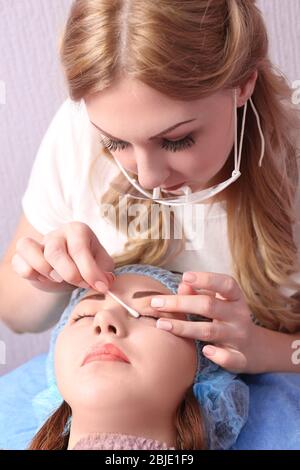 Frau auf kosmetischen Verfahren im Salon Stockfoto