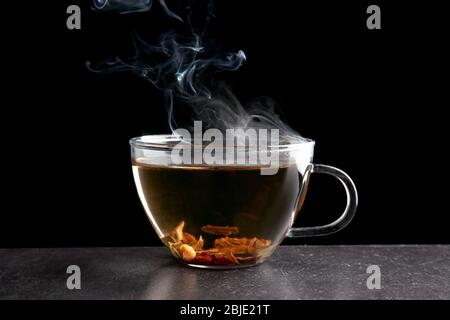 Tasse Tee auf dunklem Hintergrund Stockfoto