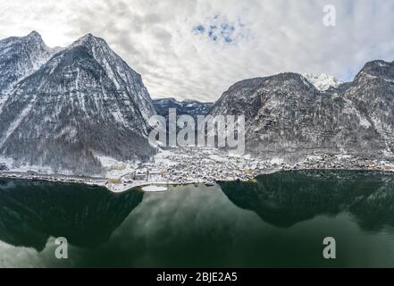 Luftdrohnenaufnahme des schneebedeckten Lahndorfes am Hallstätter See in Österreich im Winter Stockfoto