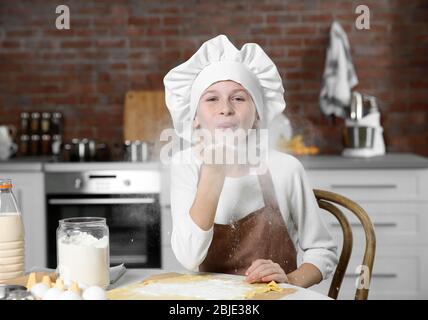 Nettes Mädchen Kochen in der Küche zu Hause Stockfoto