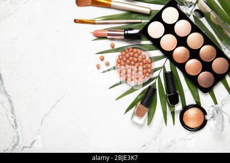 Rahmen von dekorativen Kosmetik und Accessoires für Make-up auf grauem Hintergrund Stockfoto