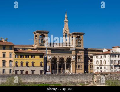 FLORENZ, ITALIEN - 14. APRIL 2013: Nationale Zentralbibliothek (Biblioteca Nazionale Centrale di Firenze) und Pazzi-Kapelle (Cappella dei Pazzi) in Flo Stockfoto