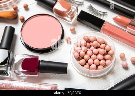 Set von dekorativen Kosmetik auf einem hellen Hintergrund. Stockfoto