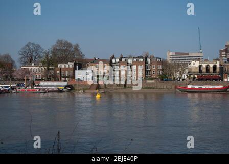 Wahrzeichen Lower Mall Hammersmith Bridge Riverside Furnivall Gardens Rutland Grove, Hammersmith, London W6 Öffentlicher Raum Landschaft Flusshaus Stockfoto