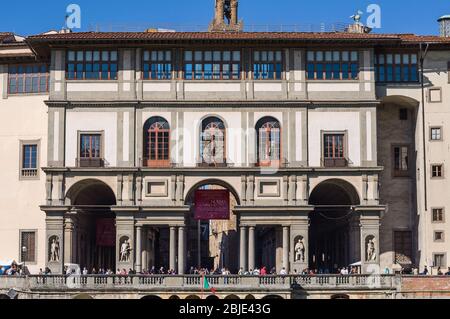 FLORENZ, ITALIEN - 14. APRIL 2013: Die Südseite des Museums Uffizien am Ende des Platzes bekannt als Strada delle Magistrature. Flor Stockfoto