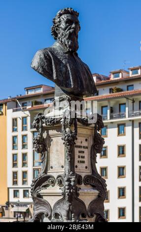 Büste von Benvenuto Cellini auf der Ponte Vecchio in Florenz, Toskana, Italien. Stockfoto