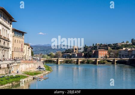 FLORENZ, ITALIEN - 14. APRIL 2013: Ponte alle Grazie über dem Fluss Arno. Blick von der Ponte Vecchio. Florenz, Toskana, Italien. Stockfoto