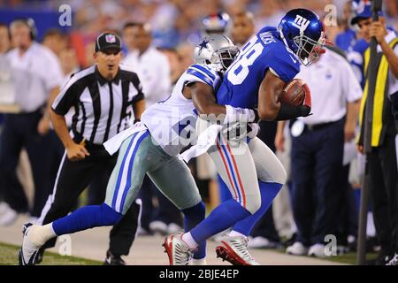 05. September 2012: New York Giants Wide Receiver Hakeem Nicks (88) wird von Dallas Cowboys-Cornerback Morris Claiborne (24) während der Zeit außer Gefaengtem angepackt Stockfoto