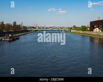 Krakau/Polen - 27/04/2020. Blick über die Weichsel und die Brücke vom Bernatka-Steg. Stockfoto