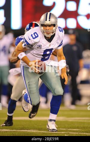 05. September 2012: Dallas Cowboys Quarterback Tony Romo (9) kommt während eines NFL Matchup der Woche 1 zwischen den Dallas Cowboys und New York aus der Tasche Stockfoto