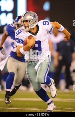 05. September 2012: Dallas Cowboys Quarterback Tony Romo (9) kommt während eines NFL Matchup der Woche 1 zwischen den Dallas Cowboys und New York aus der Tasche Stockfoto