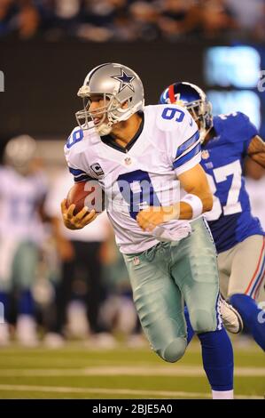 05. September 2012: Dallas Cowboys Quarterback Tony Romo (9) kommt während eines NFL Matchup der Woche 1 zwischen den Dallas Cowboys und New York aus der Tasche Stockfoto