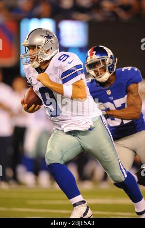 05. September 2012: Dallas Cowboys Quarterback Tony Romo (9) kommt während eines NFL Matchup der Woche 1 zwischen den Dallas Cowboys und New York aus der Tasche Stockfoto