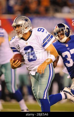 05. September 2012: Dallas Cowboys Quarterback Tony Romo (9) kommt während eines NFL Matchup der Woche 1 zwischen den Dallas Cowboys und New York aus der Tasche Stockfoto